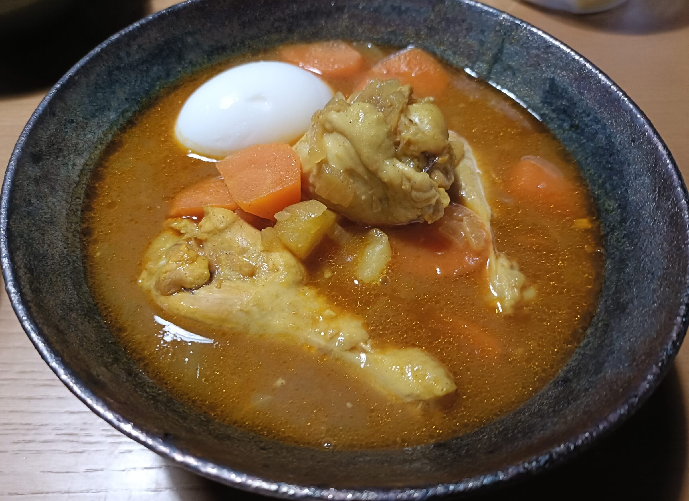 完成したスープカレー（茹で卵を添えて）