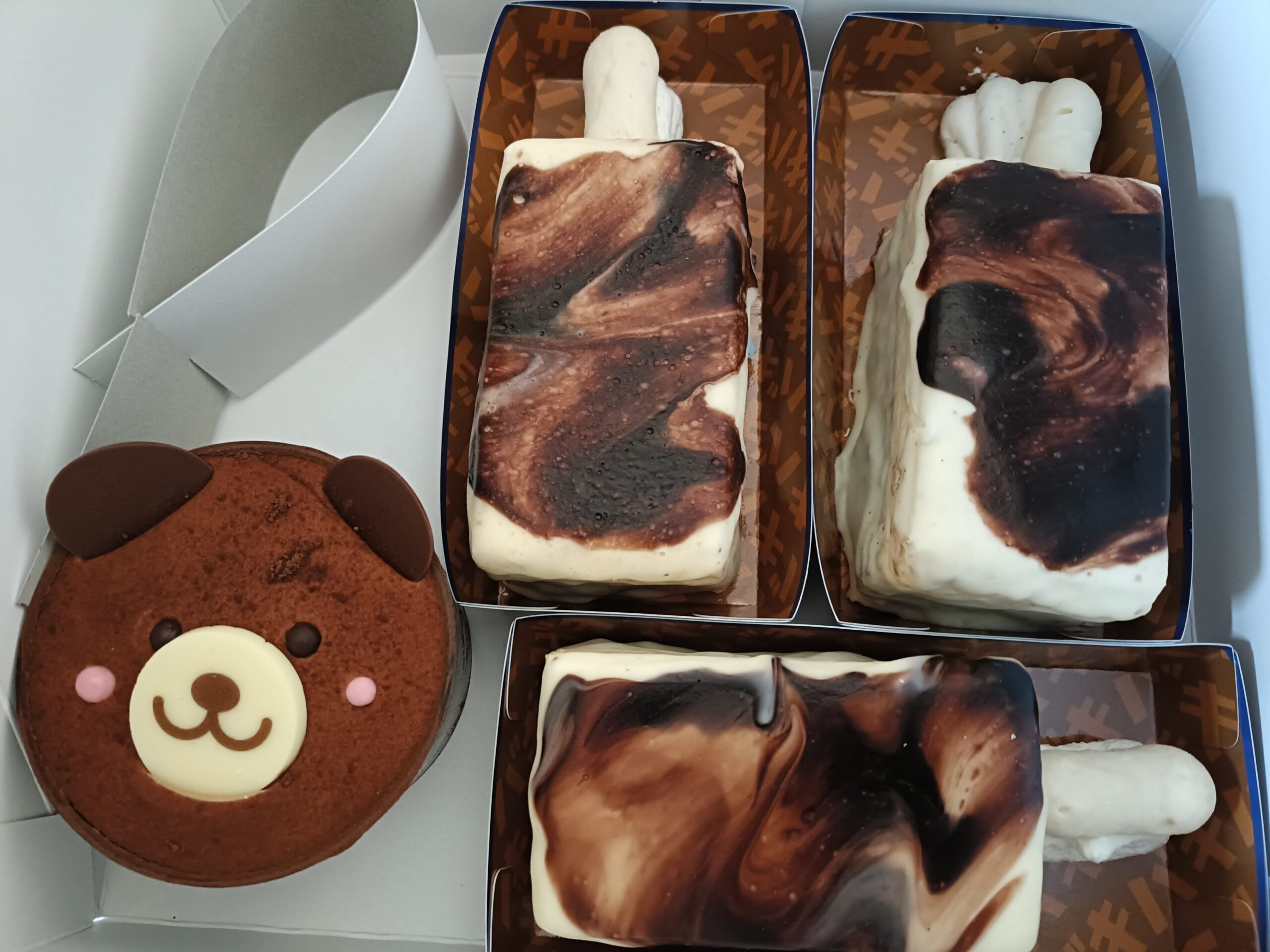 「チョコバッキー THE CAKE」と「かわいいくまちゃん」