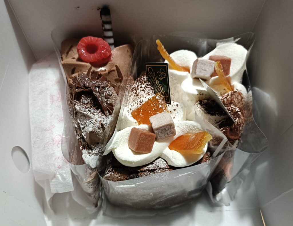 チョコレートケーキ1つとガトーショコラ2つ