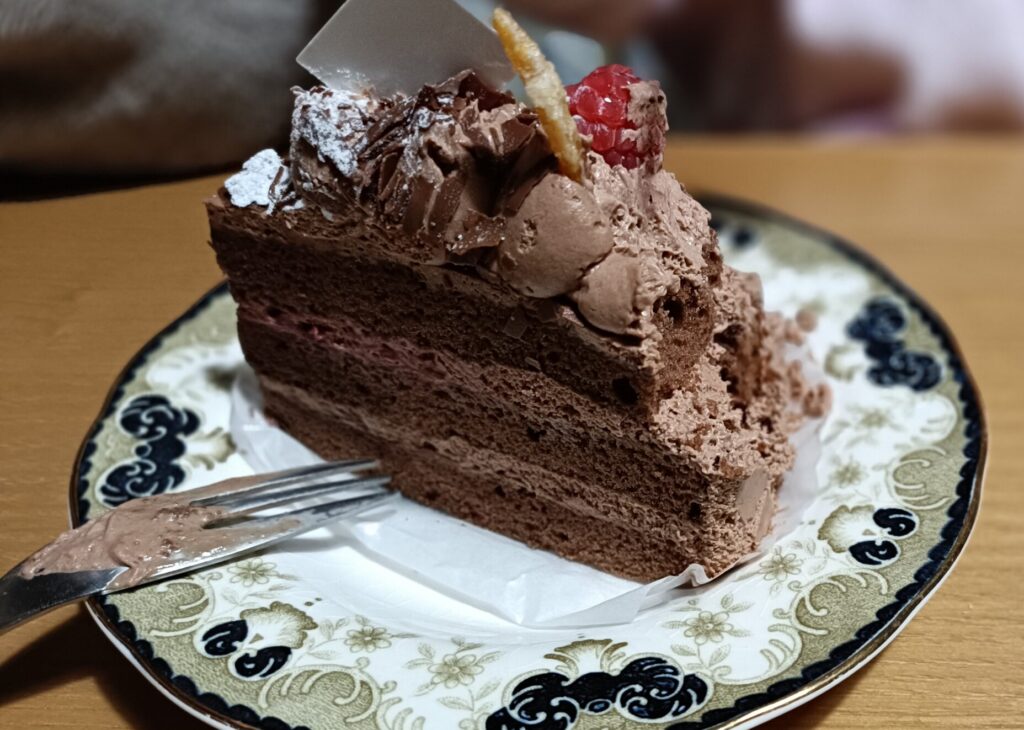 クリームいっぱいのところを食べられたチョコレートケーキ