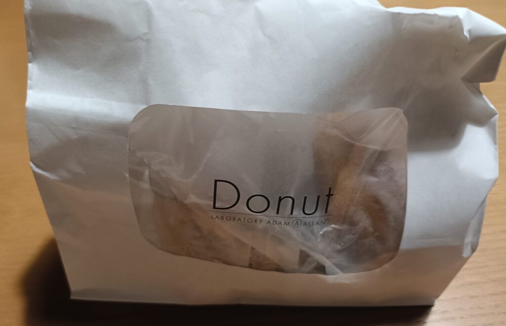 紙袋の窓には店名