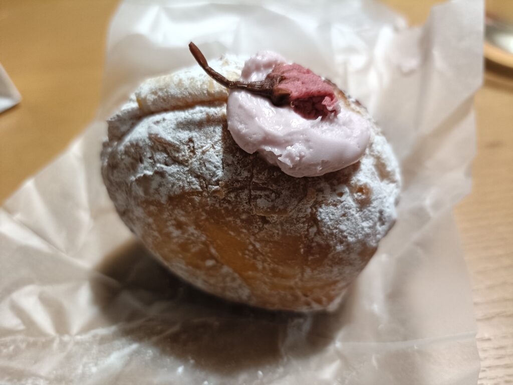 季節限定「ひとひら」の上には桜の花が